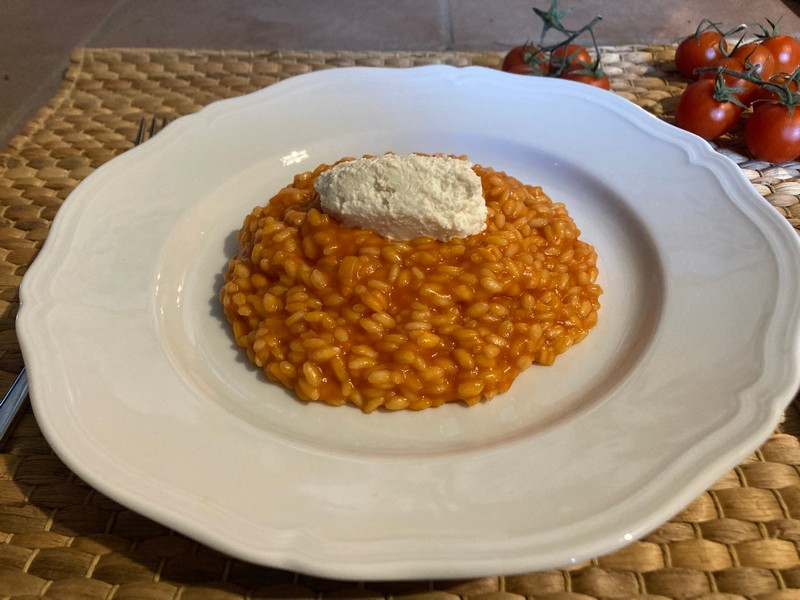 Risotto al pomodoro con quenelle di ricotta e parmigiano