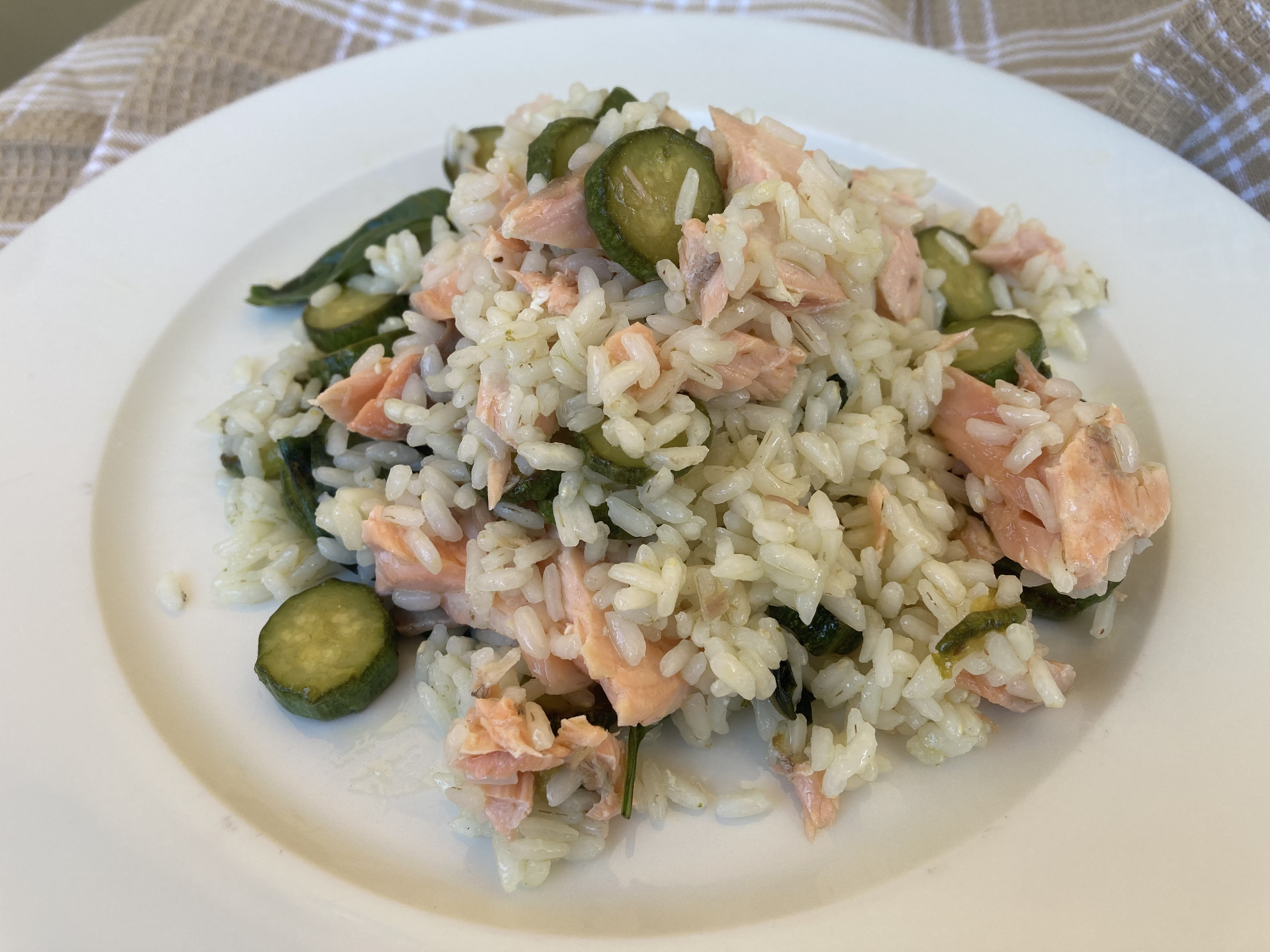 Riso freddo con zucchine saltate e salmone fresco