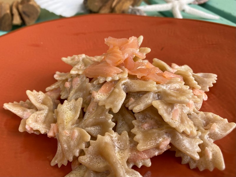 Farfalline integrali con salmone affumicato